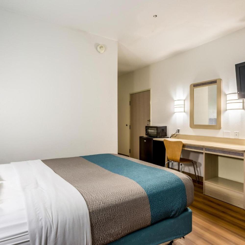 Queen Room - Disability Access - Smoking interior